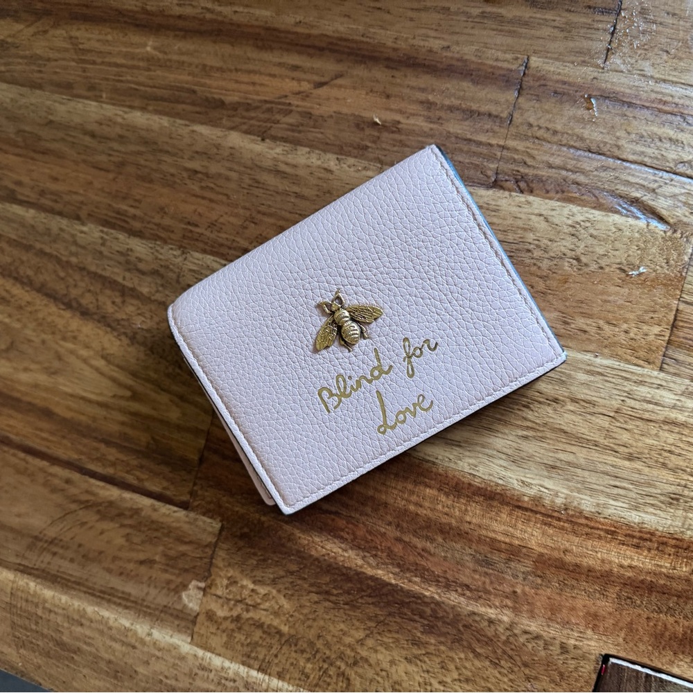 Gucci Light Pink Wallet with Gold Bee Accent Gucci Animalié Bee Leather Wallet